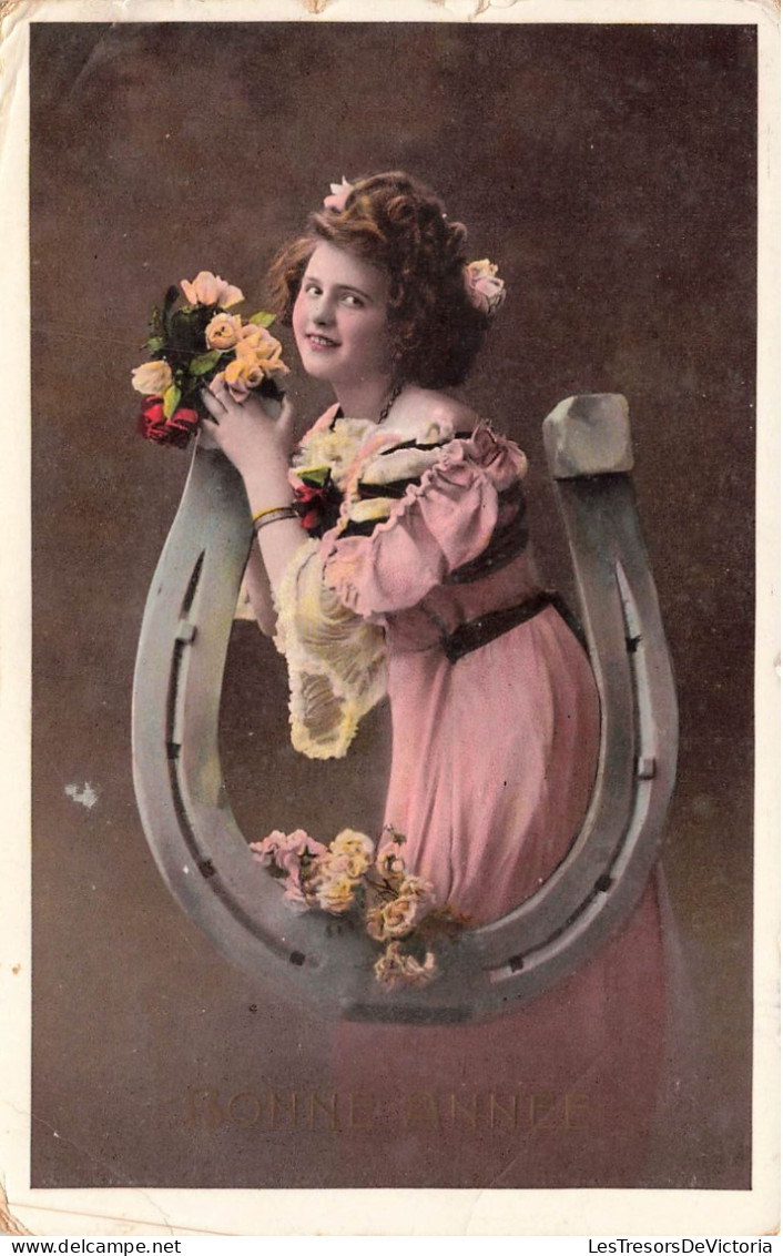 FANTAISIE - Femme - Bonne Année - Chance - Femme Avec Un Bouquet - Colorisé - Carte Postale Ancienne - Women