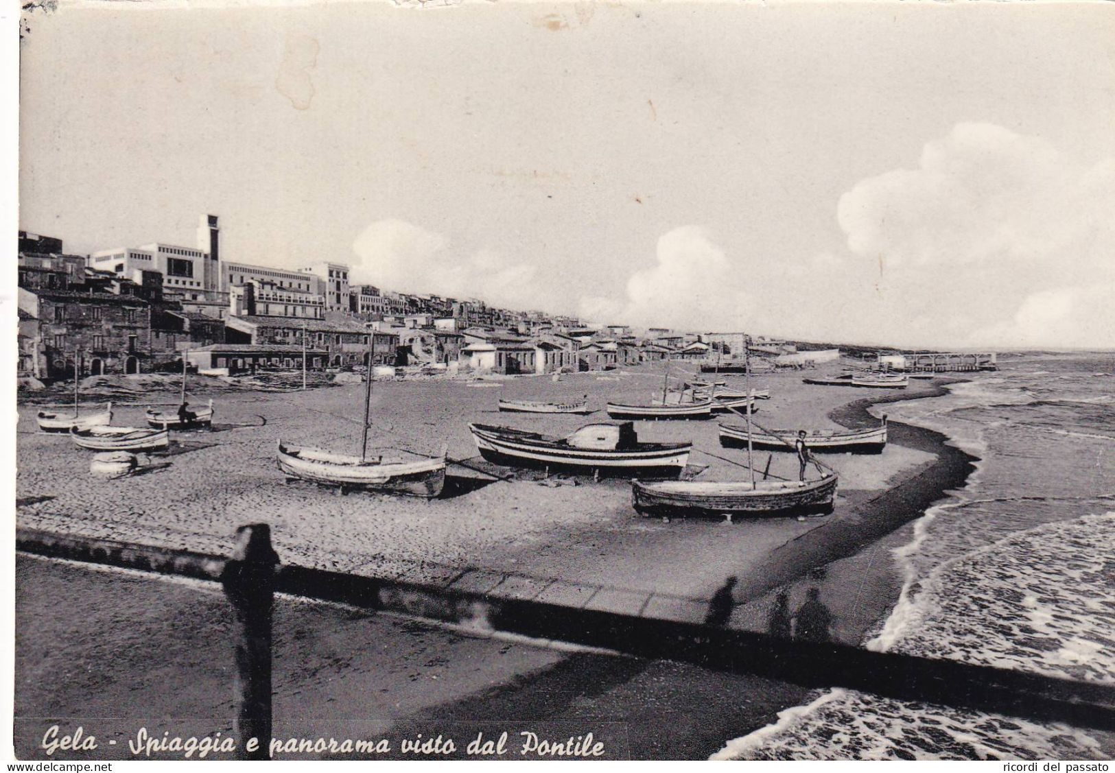 Cartolina Gela ( Caltanissetta ) Spiaggia E Panorama Visto Dal Pontile - Gela