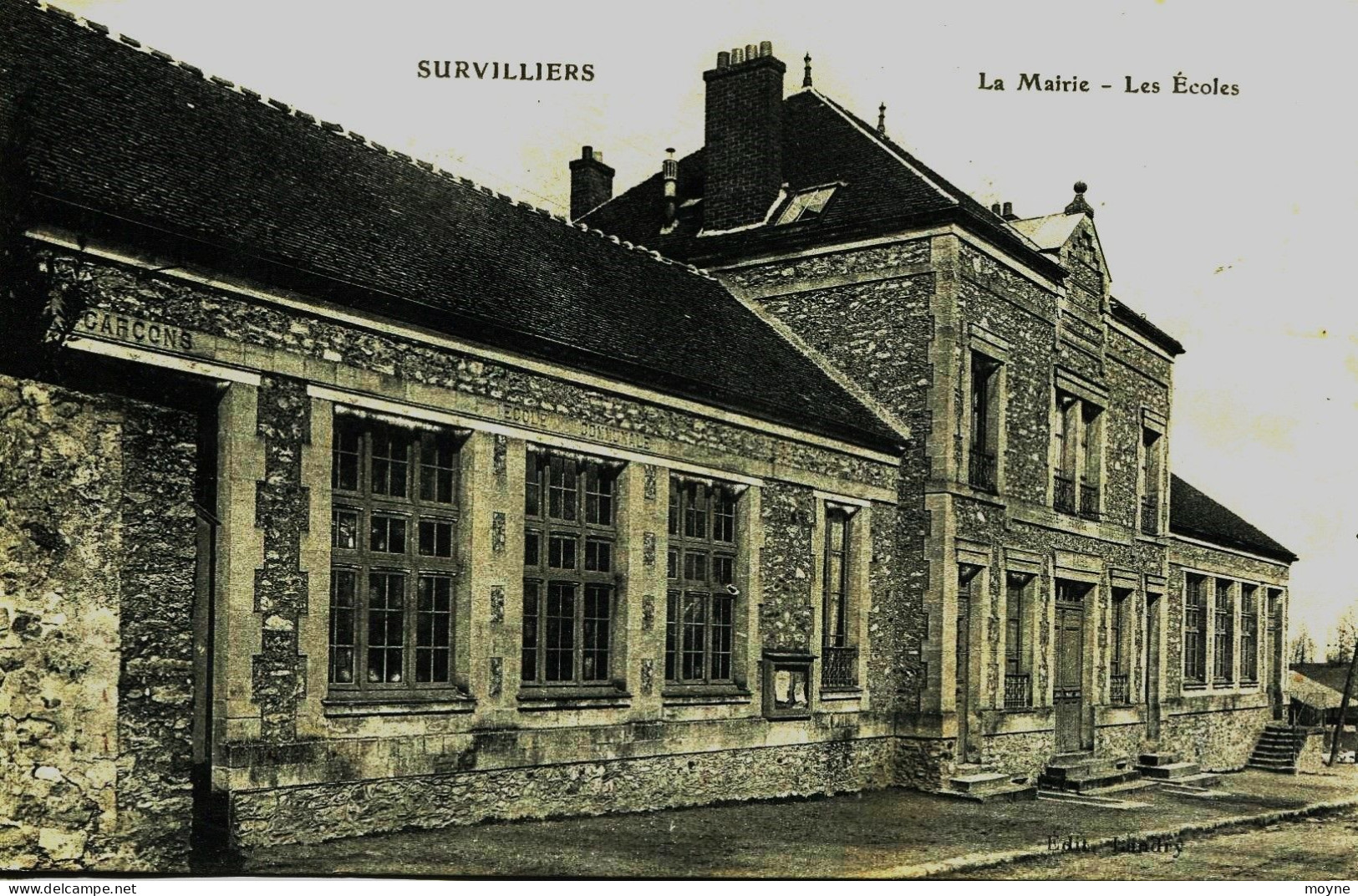 12928 - Val D'Oise  - SURVILLIERS  :    LA   MAIRIE   -    LES  ECOLES     Circulée En 1915 - Survilliers
