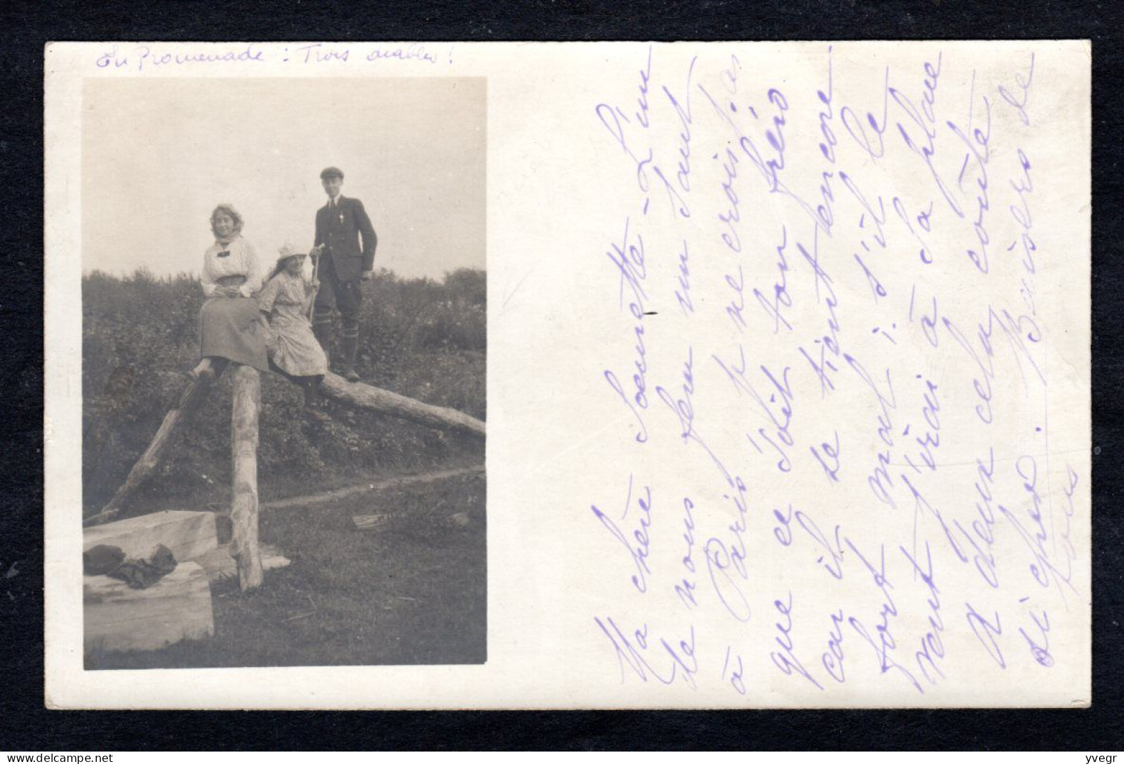 Carte Photo De 2 Femmes Et Un Homme Perchés Sur Des Poteaux De Bois - Genealogie