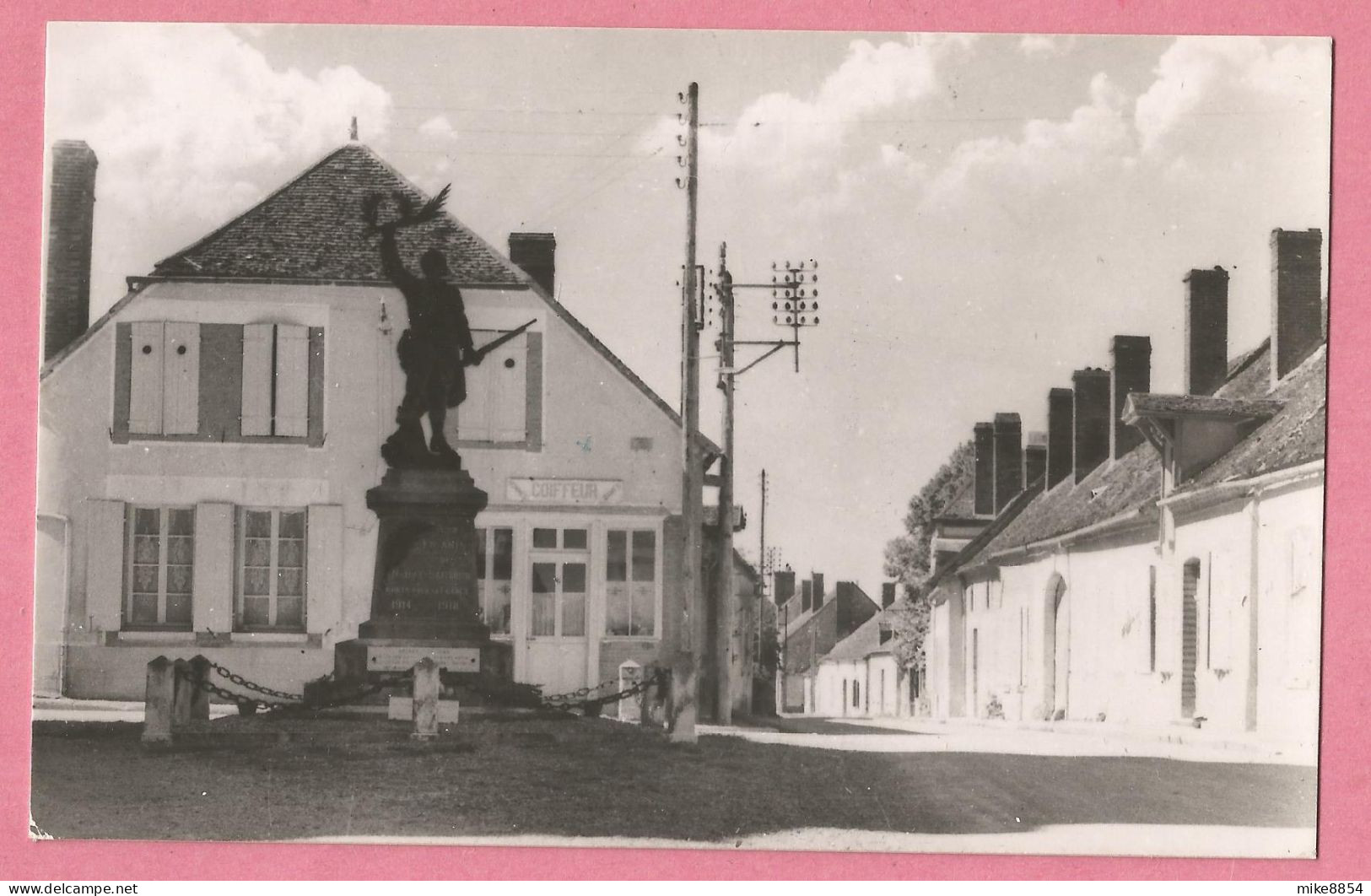 SAS0618  CPSM  NEUVY-SAUTOUR (Yonne)  Le Monument Aux Morts - COIFFEUR  ...   ++++++ - Neuvy Sautour