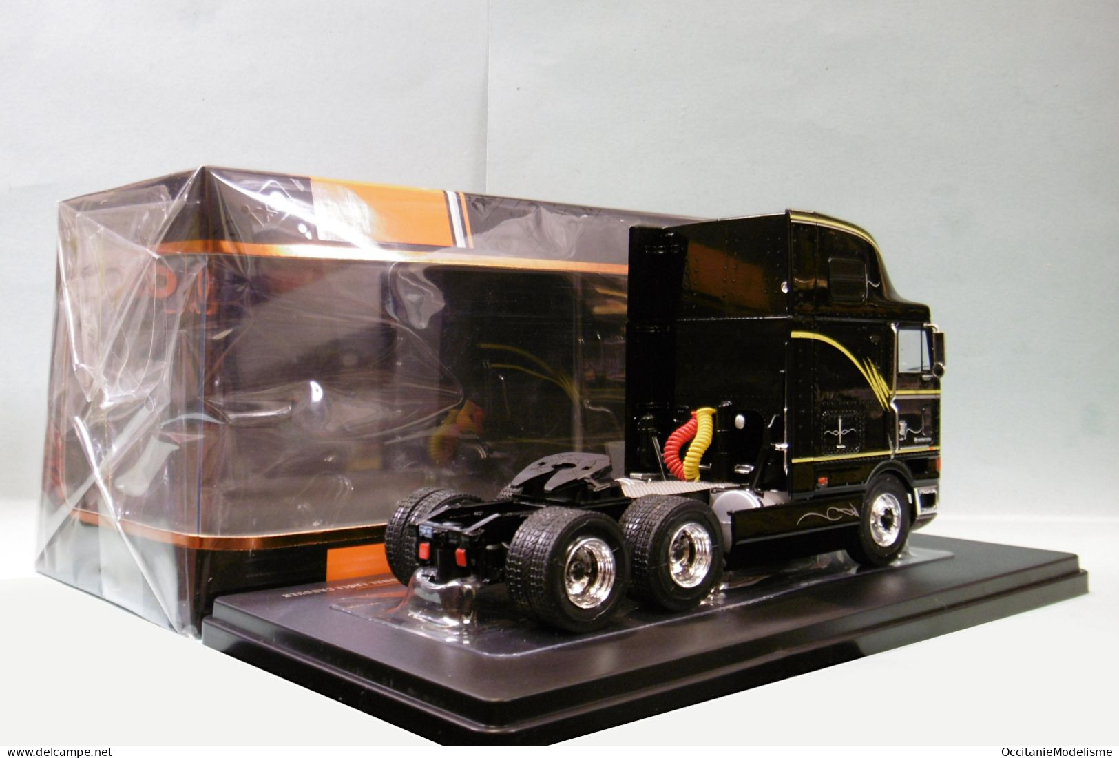 Ixo - Camion US INTERNATIONAL EAGLE CABOVER 1995 Noir Réf. TR169.22 NBO Neuf 1/43 - Ixo