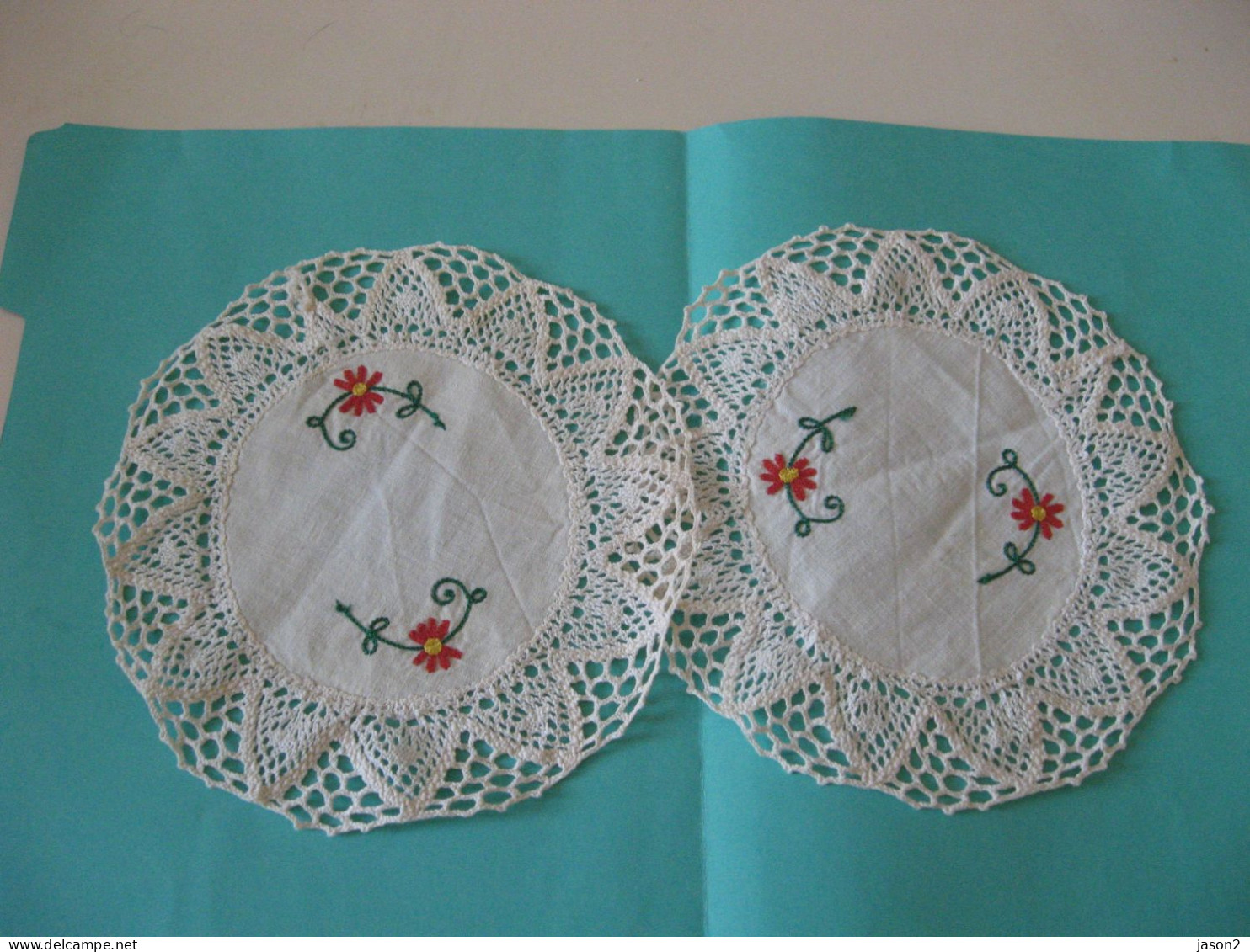 2 Napperons Vintage Brodes Tissu Et Crochet - Other & Unclassified