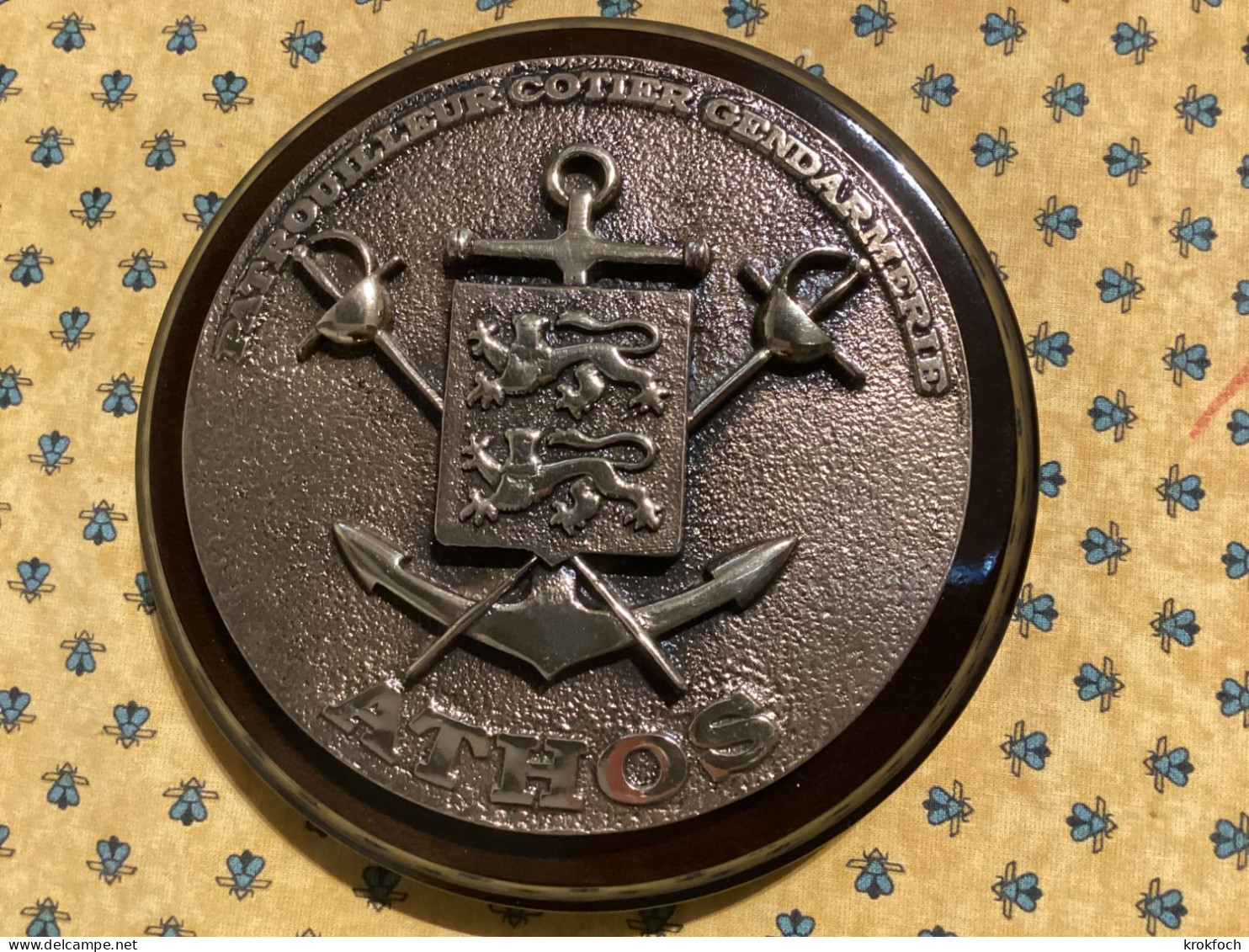 Tape De Bouche Bronze Athos - Patrouilleur Côtier Gendarmerie Maritime - Léopard Normandie - Diam. 15 Cm - Désarmé 2022 - Boten