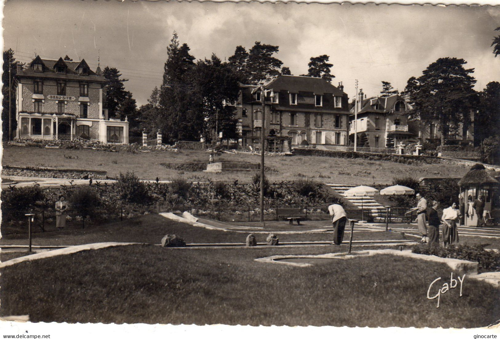 Bagnoles De L'orne Le Golf Miniature Et Les Hotels - Bazoches Sur Hoene