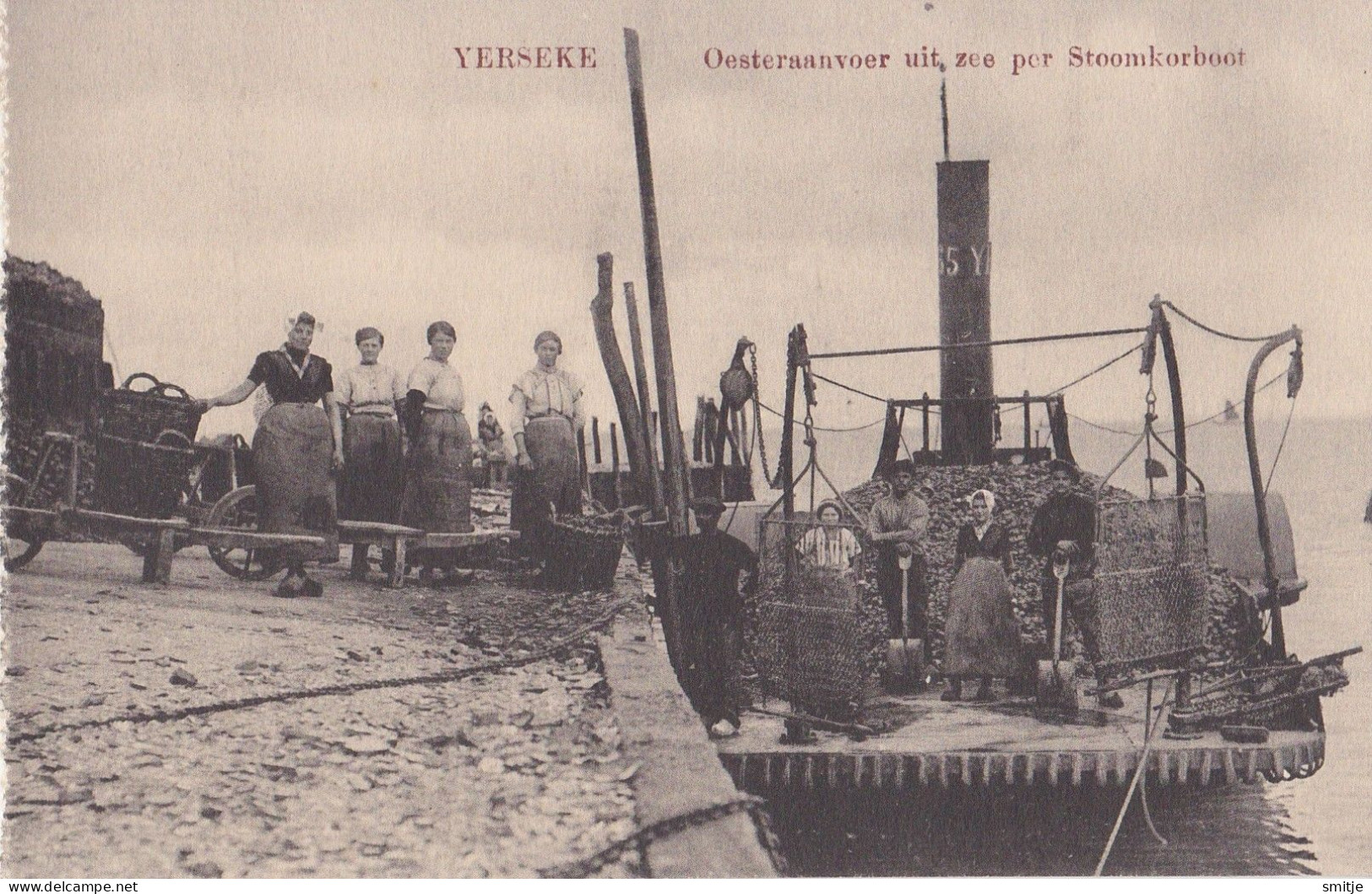 YERSEKE OESTERCULTUUR OESTER-INDUSTRIE AANVOER VISSERIJ STOOMKORBOOT OESTERS HUITRES KLEDERDRACHT - Yerseke