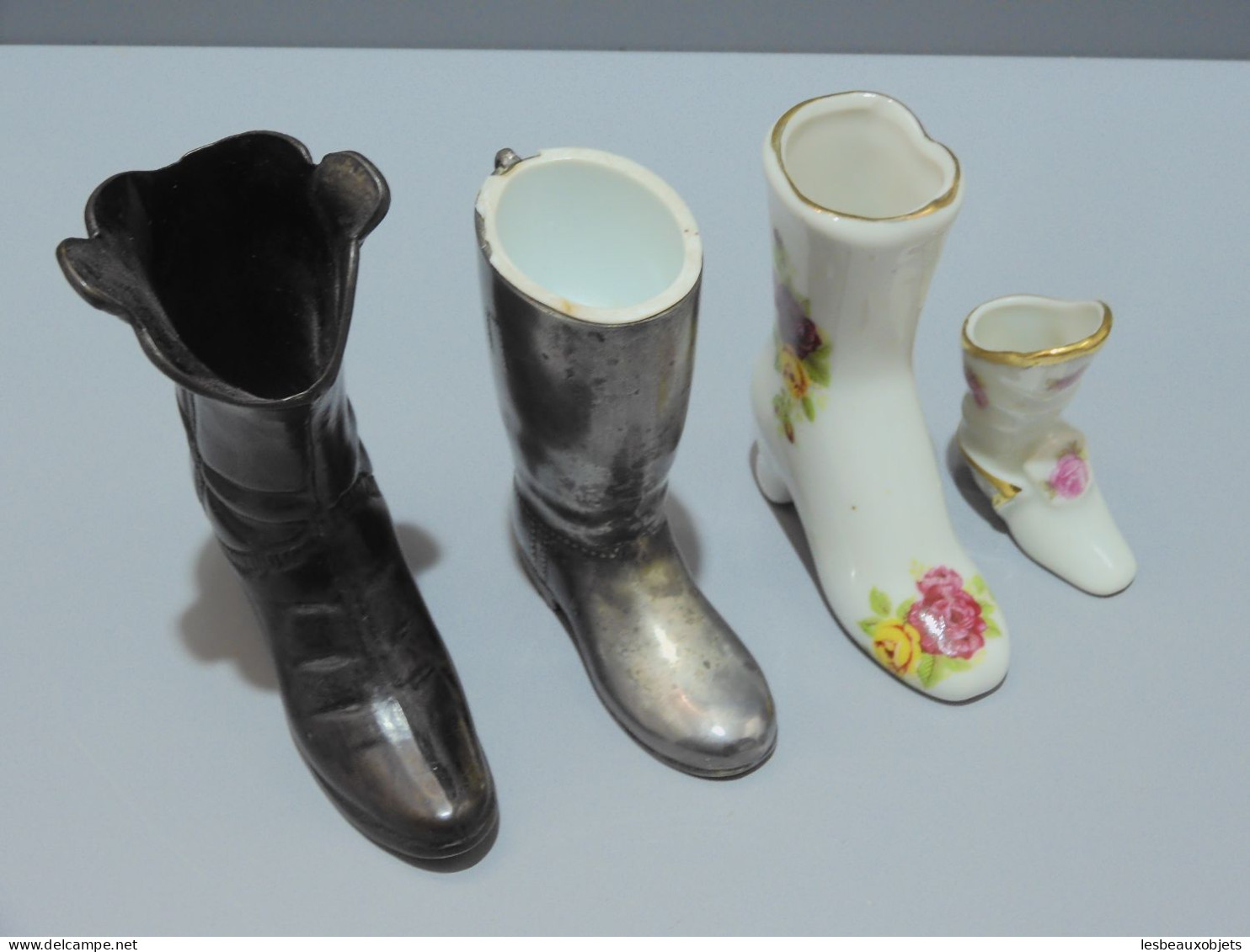 - 4 BOTTES MINIATURES 1 SANTIAG en BRONZE 1 BOTTE PORCELAINE SILVER PLATED  E