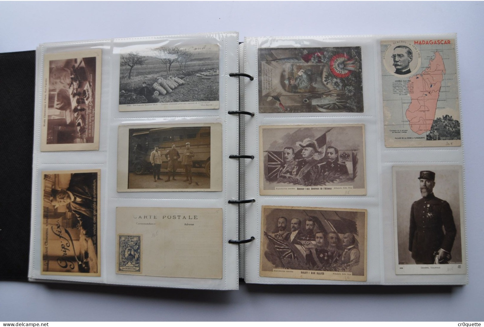 # THEME - MILITARIA / ALBUM MILITAIRE de 390 CARTES POSTALES