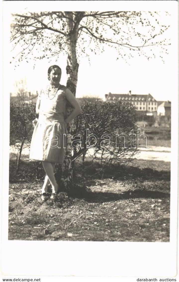 * T1/T2 Woman With Tree, Modern Photo Postcard - Non Classés