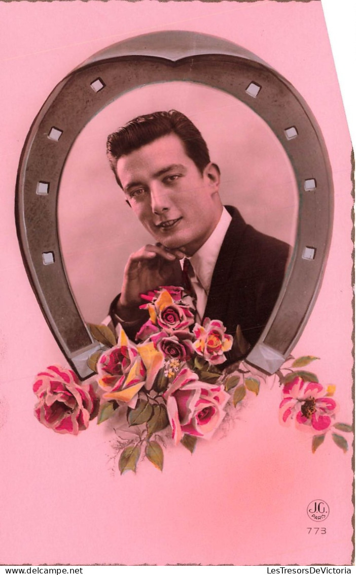 FANTAISIES - Un Homme Tenant Un Bouquet De Fleurs Dans Un Fer à Cheval - Colorisé - Carte Postale Ancienne - Männer