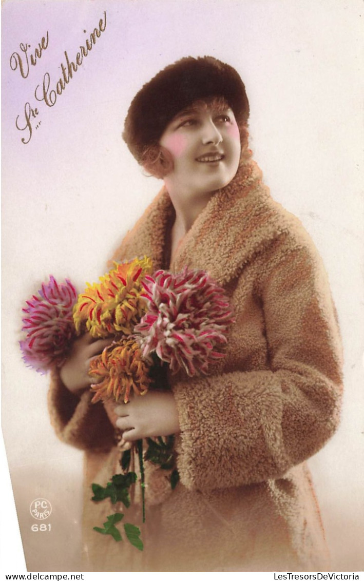 FÊTES ET VOEUX - Sainte-Catherine - Une Femme Tenant Des Fleurs - Colorisé - Carte Postale Ancienne - St. Catherine