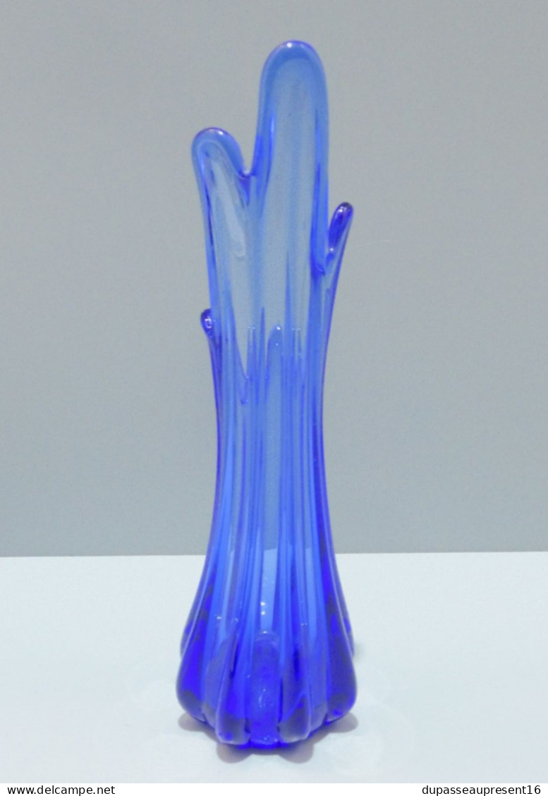 -JOLI VASE VERRE BLEU VINTAGE COLLECTION DECO VITRINE XXe    E - Jarrones