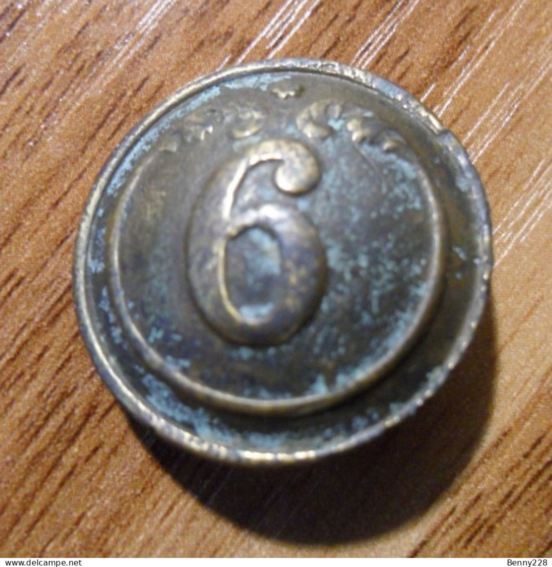 Ancien Bouton Militaire Du 6 ème Régiment D'Infanterie De Ligne - Buttons