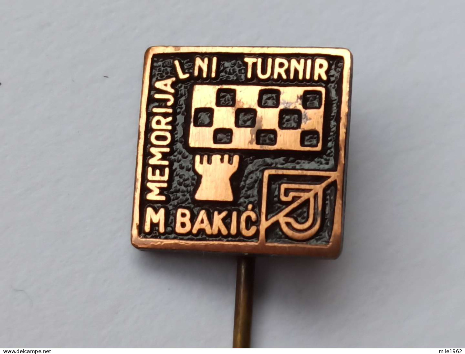 BADGE Z-71-3 - CHESS ECHECS SCHACH AJEDREZ SAKK SAH TOURNAMENT BAKIC, Yugoslavia - Casinos