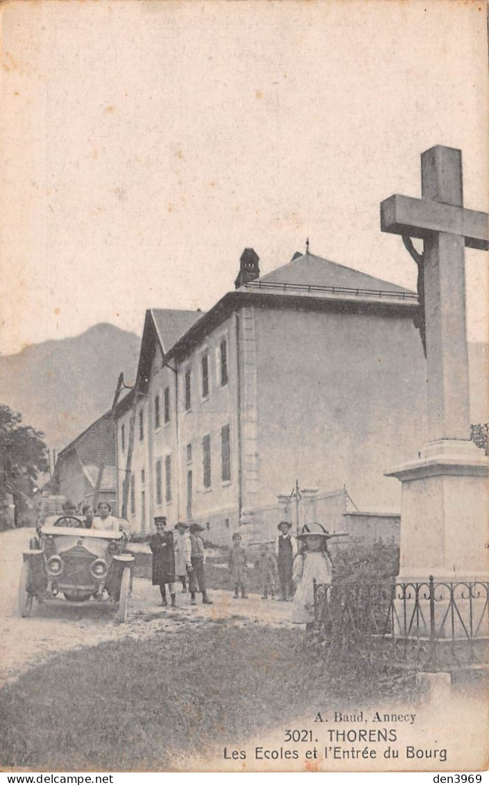 THORENS (Savoie) - Glières - Les Ecoles Et L'Entrée Du Bourg - Automobile Décapotable, La Croix - Thorens-Glières