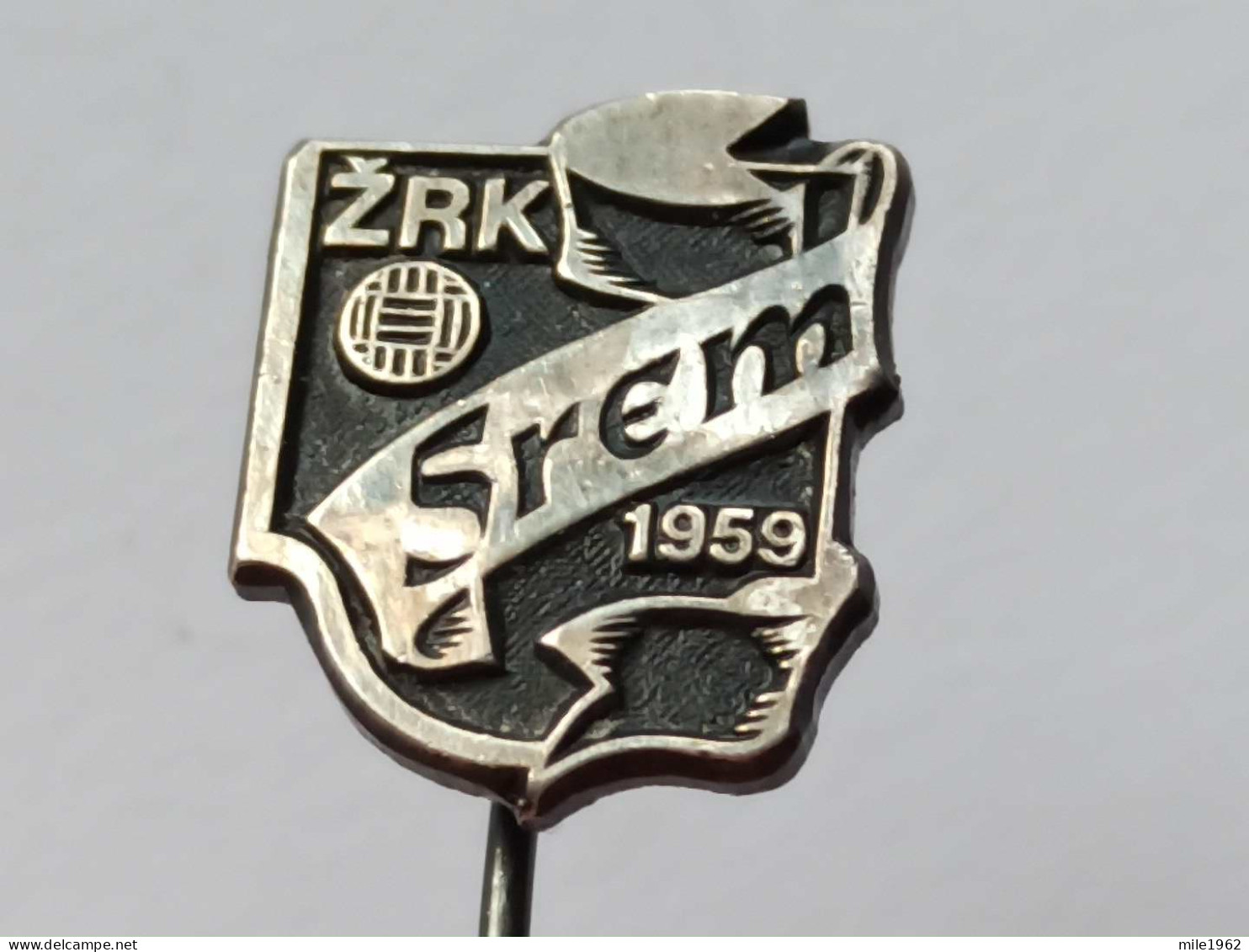 BADGE Z-88-1 - RUKOMET, HANDBALL CLUB SREM, SERBIA, CLUB DE HANDBALL FÉMININ, WOMAN - Handball