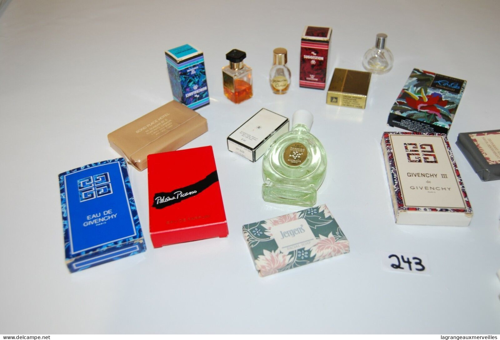 C243 + 15 objets - Miniatures parfum - savon - beauté - de collection
