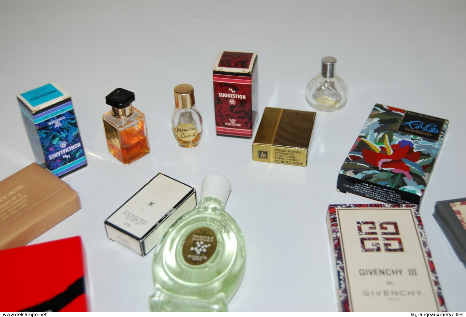 C243 + 15 Objets - Miniatures Parfum - Savon - Beauté - De Collection - Echantillons (tubes Sur Carte)