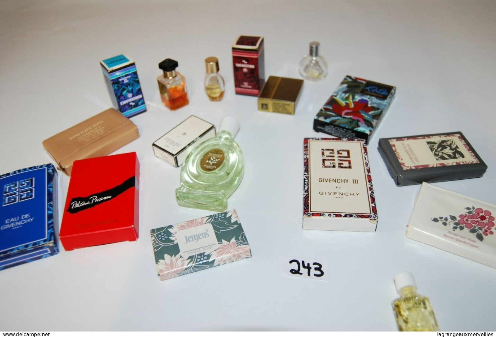 C243 + 15 Objets - Miniatures Parfum - Savon - Beauté - De Collection - Echantillons (tubes Sur Carte)