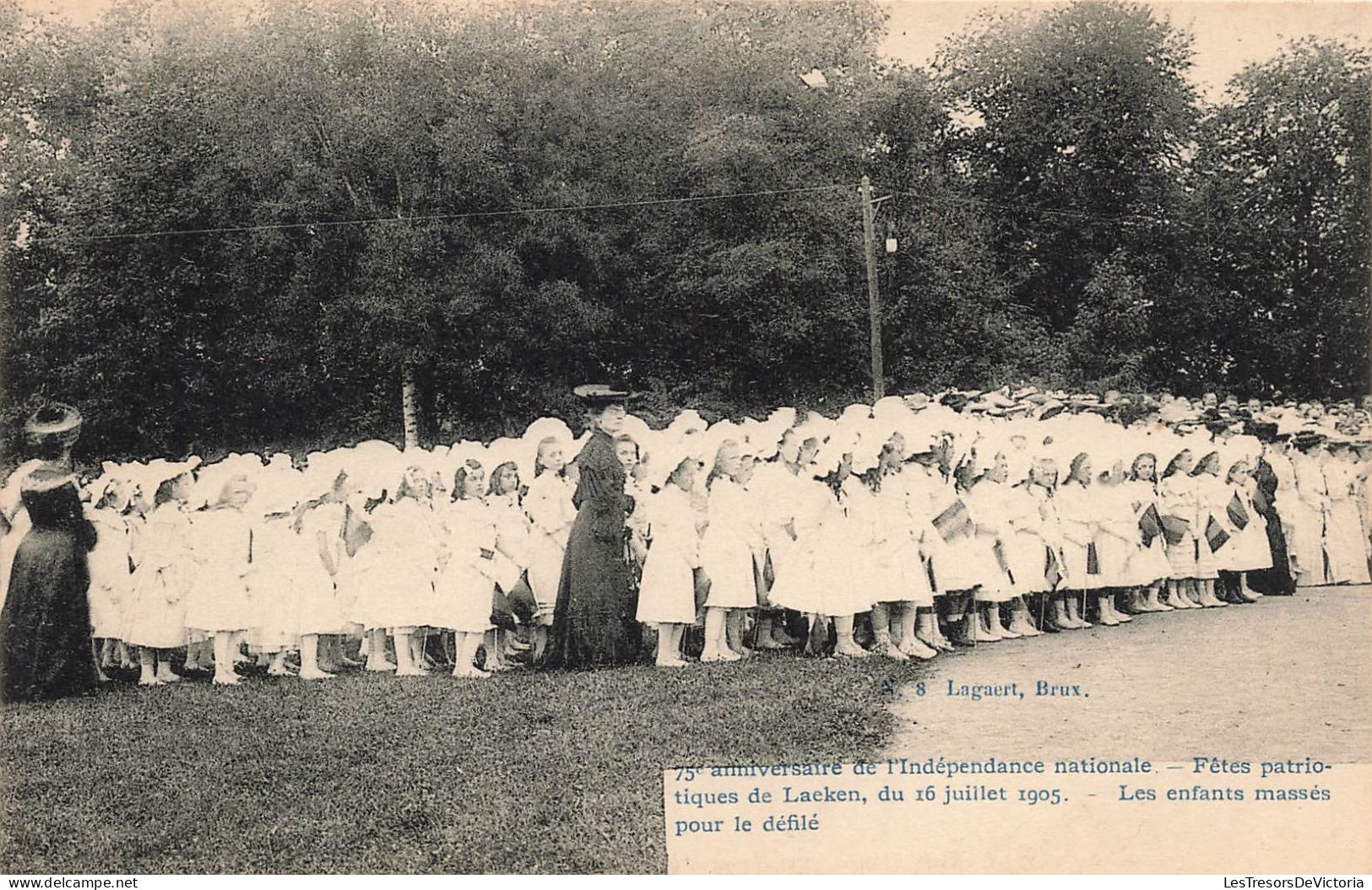 BELGIQUE - Laeken - Fêtes Patriotiques - Les Enfants Massés Pour Le Défilé - Carte Postale Ancienne - Laeken