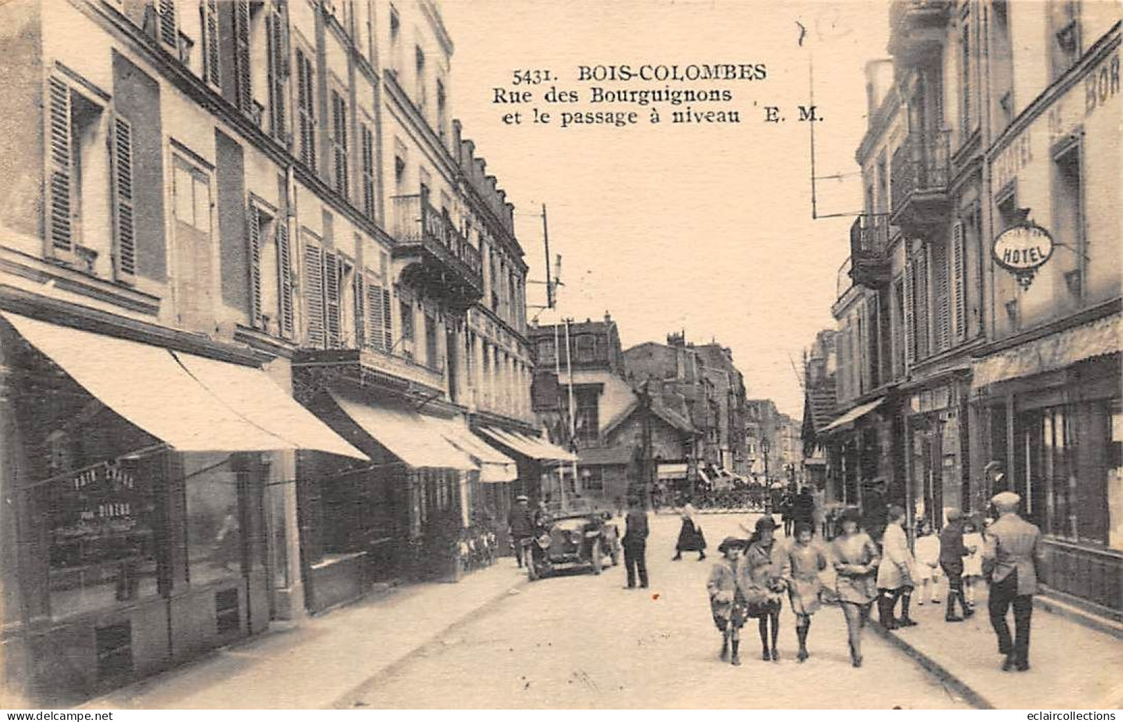 Bois Colombes          92       Rue Des Bourguignons Et Passage A Niveau    N°5431   (voir Scan) - Autres & Non Classés