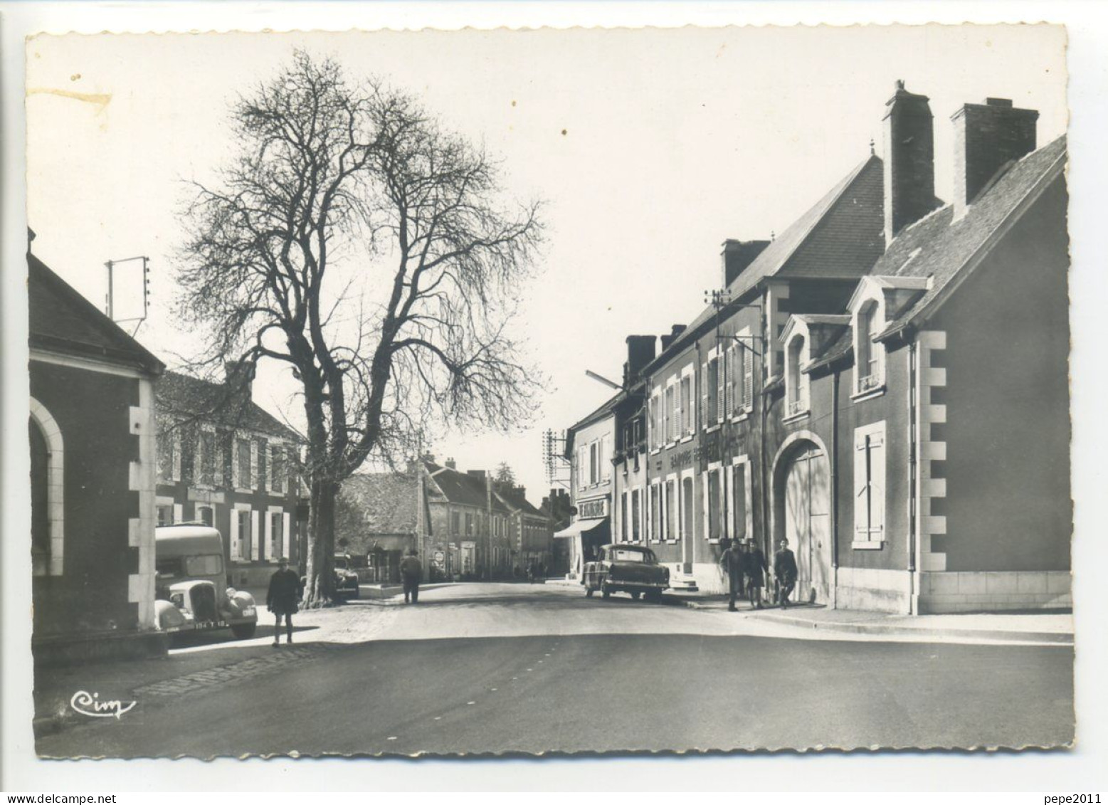 CPSM 18 Cher - SANCERGUES - La Grande Rue, Place De L'Eglise - Voitures Années 50/60 - Camion Citroën, Simca Aronde - Sancergues