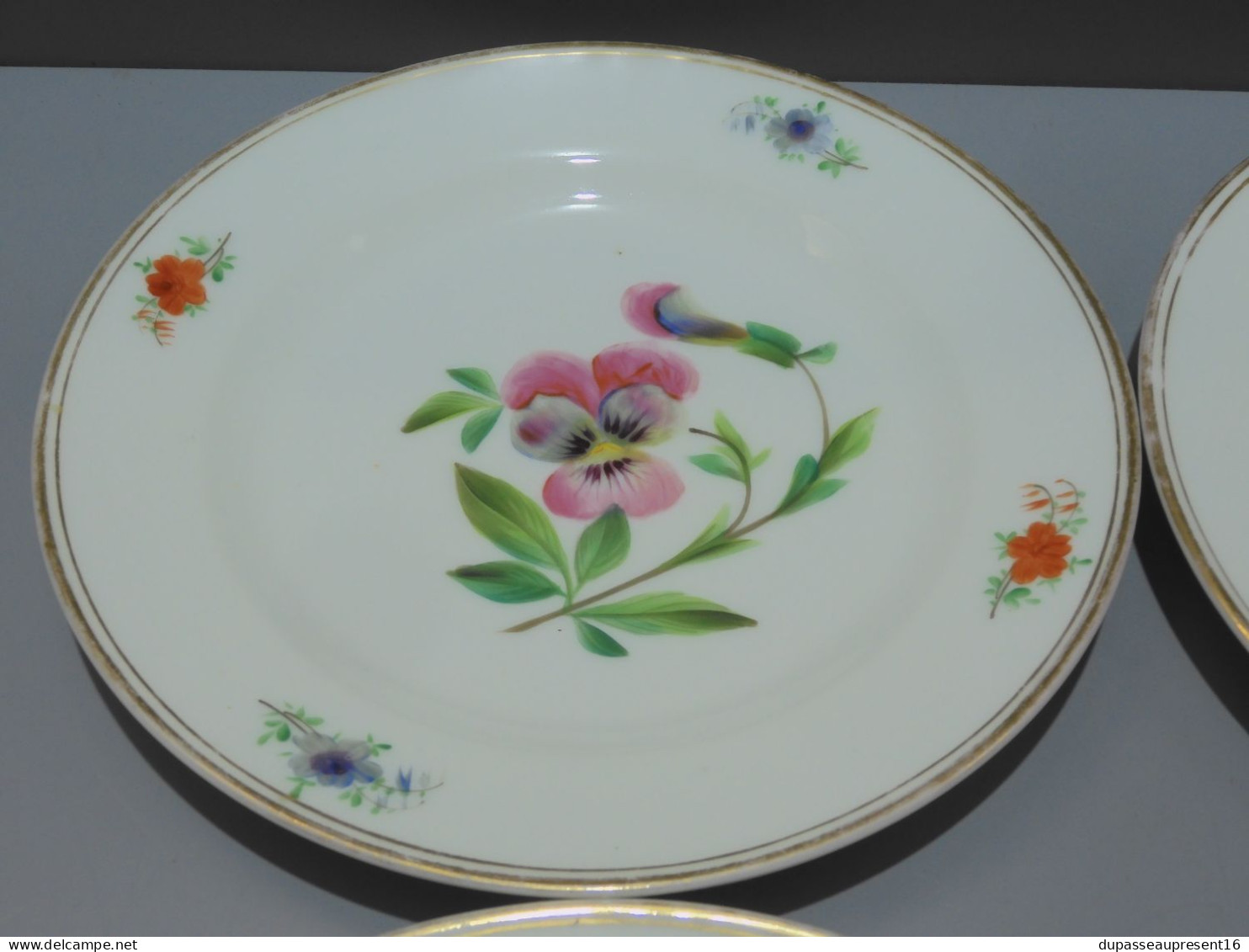 -4 ASSIETTES PORCELAINE De PARIS UNE PENSEE Au CENTRE 4 FLEURS Sur L'aile    E - Andere & Zonder Classificatie