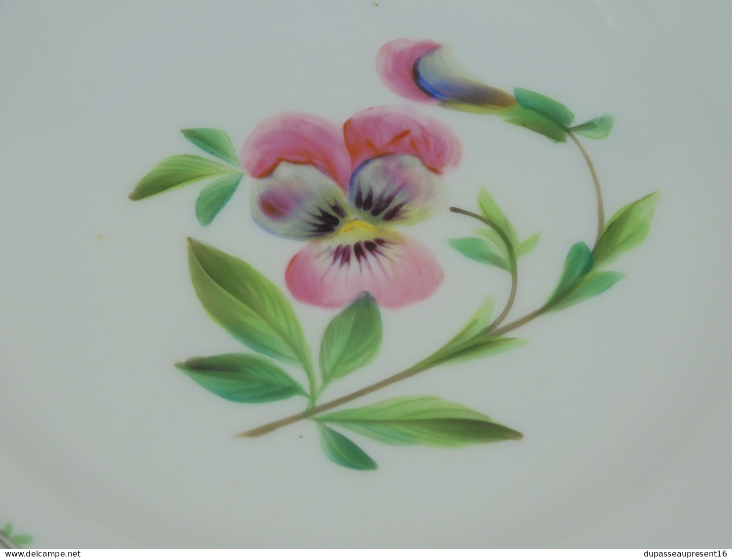 -4 ASSIETTES PORCELAINE De PARIS UNE PENSEE Au CENTRE 4 FLEURS Sur L'aile    E - Andere & Zonder Classificatie