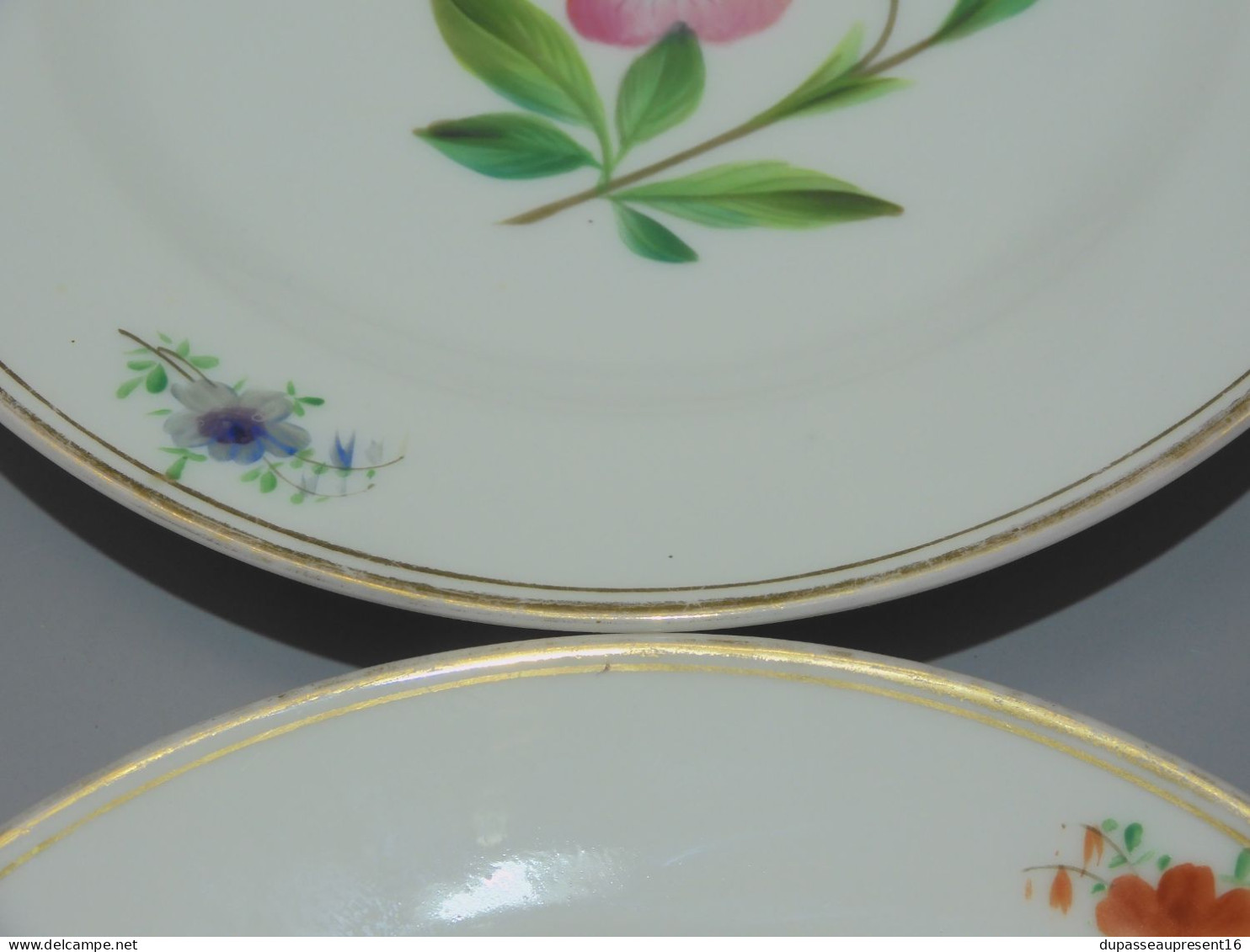 -4 ASSIETTES PORCELAINE de PARIS UNE PENSEE au CENTRE 4 FLEURS sur l'aile    E