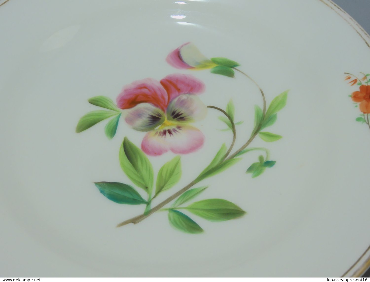 -4 ASSIETTES PORCELAINE de PARIS UNE PENSEE au CENTRE 4 FLEURS sur l'aile    E