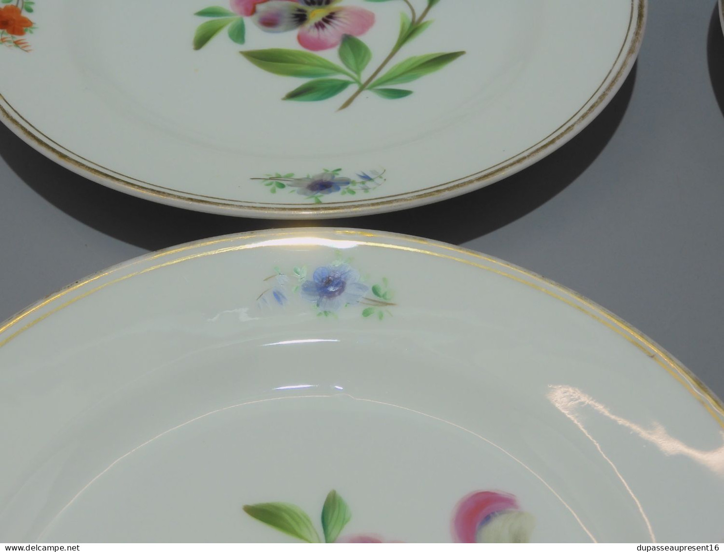 -4 ASSIETTES PORCELAINE de PARIS UNE PENSEE au CENTRE 4 FLEURS sur l'aile    E