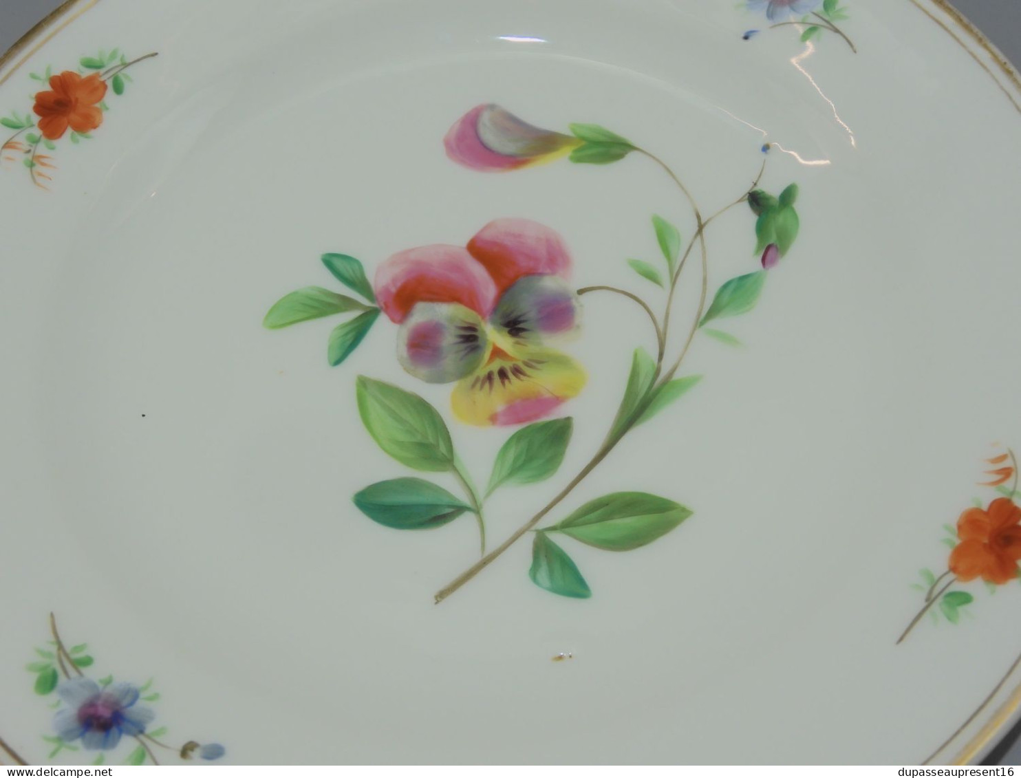 -4 ASSIETTES PORCELAINE de PARIS UNE PENSEE au CENTRE 4 FLEURS sur l'aile    E