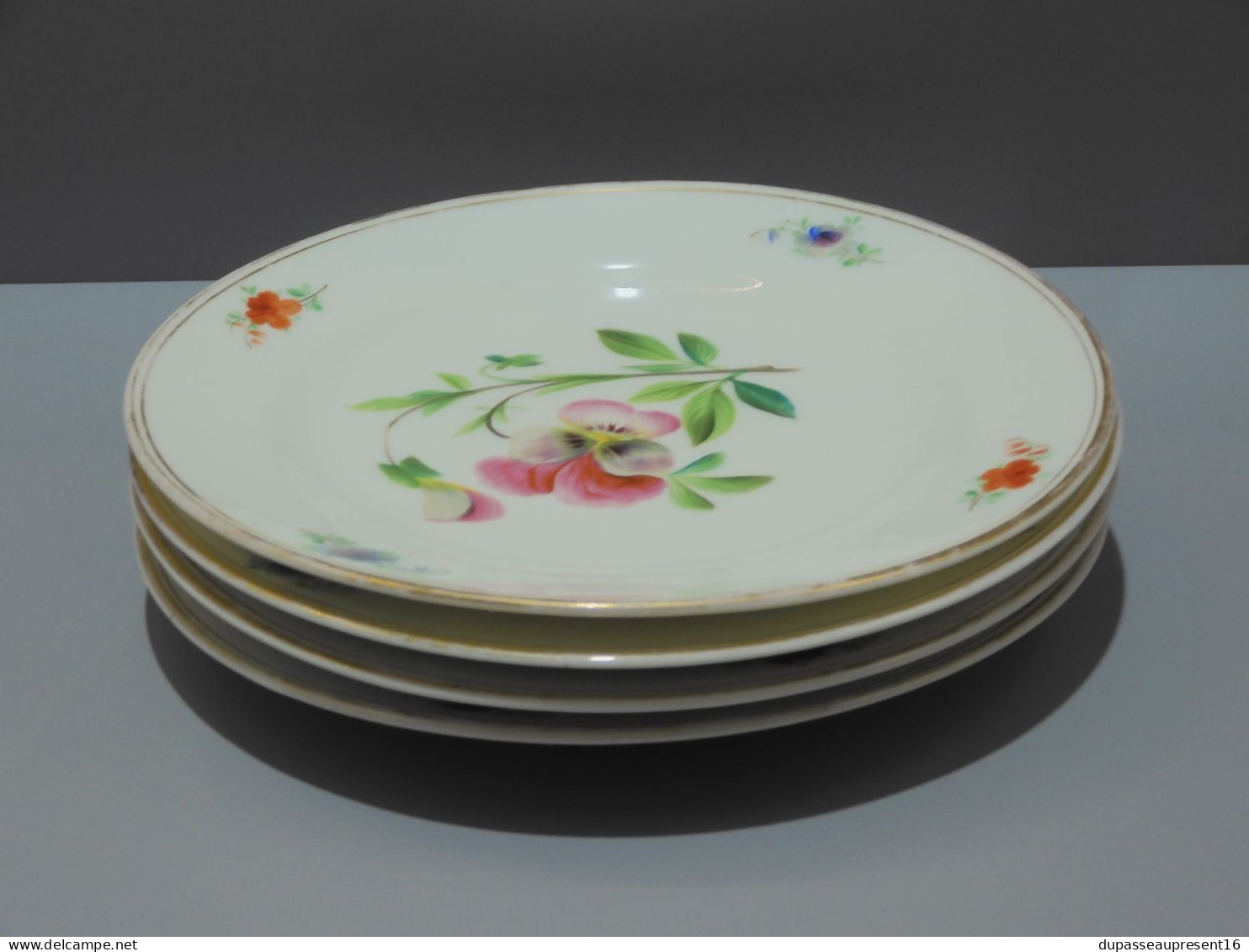 -4 ASSIETTES PORCELAINE de PARIS UNE PENSEE au CENTRE 4 FLEURS sur l'aile    E