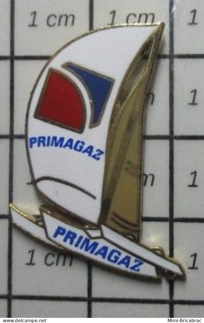 519 Pin's Pins / Beau Et Rare / SPORTS / VOILE TRIMARAN PRIMAGAZ Par BADGES IMPACT - Segeln