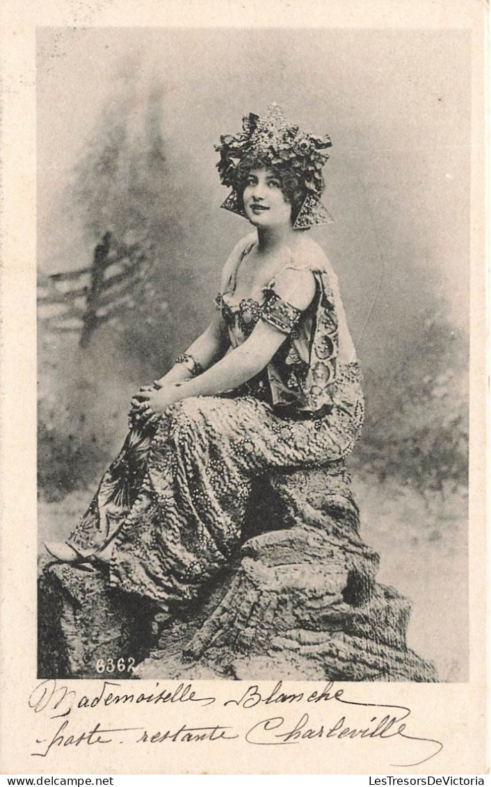 FANTAISIES - Une Femme Avec Des Ornements Assise Sur Un Rocher  - Carte Postale Ancienne - Femmes