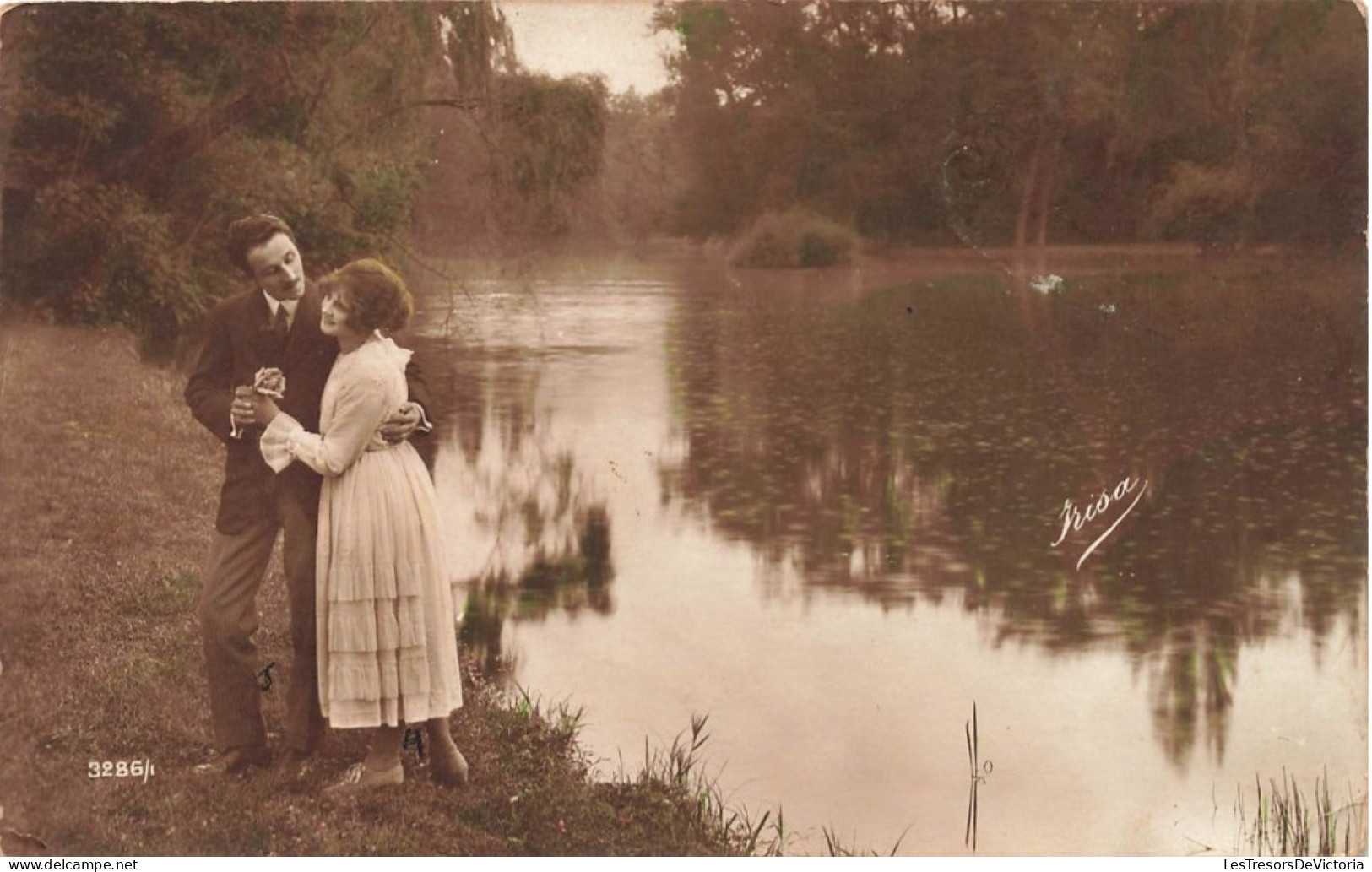 COUPLE - Un Couple Dansant Au Bord Du Lac - Irisa - Carte Postale Ancienne - Paare