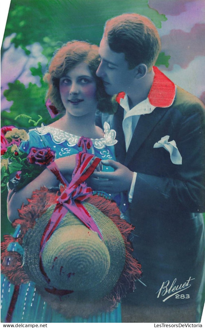 COUPLE - Un Homme Embrassant La Joue De Sa Compagne - Chapeau De Paille - Colorisé - Carte Postale - Paare