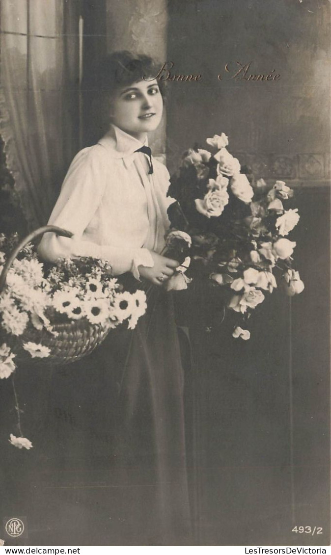 FANTAISIE - Femme - Bonne Année - Jeune Fille Avec Des Roses Blanches  - Carte Postale Ancienne - Frauen