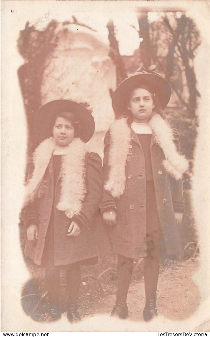 ENFANTS - Deux Sœurs Habillées De La Même - Carte Postale Ancienne - Portraits