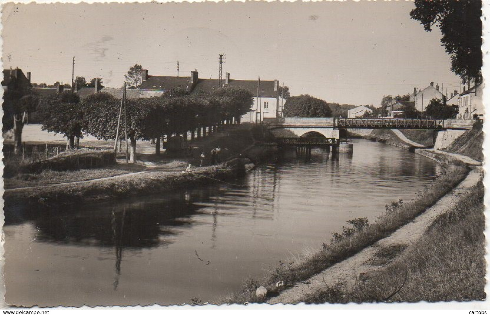 45 OUZOUER-sur-LOIRE  Le Canal , Place De La Libération - Ouzouer Sur Loire