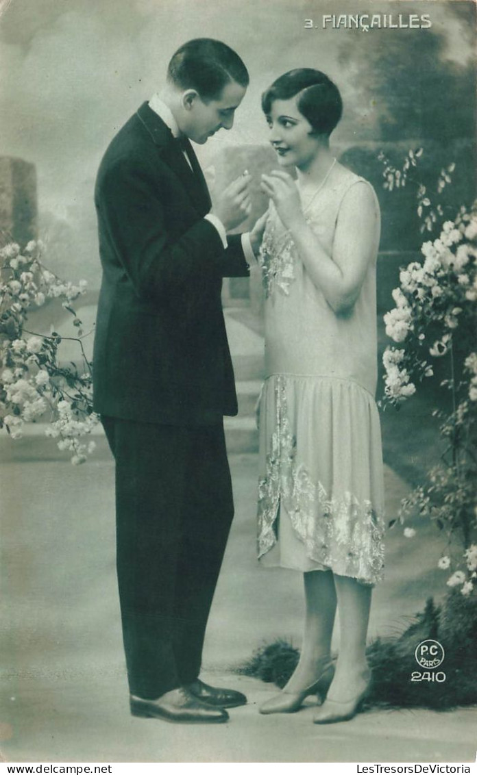 COUPLE - Fiançailles - Demande En Mariage Dans Un Jardin - Carte Postale Ancienne - Couples