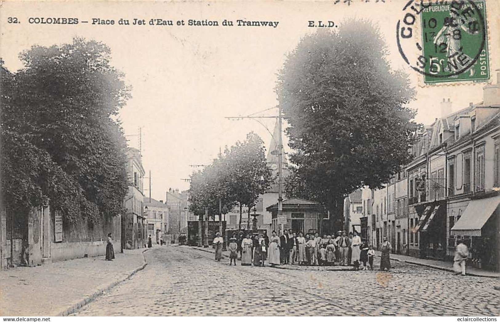 Colombes        92         Place Du Jet D'eau Et Station Du Tramway      (voir Scan) - Colombes