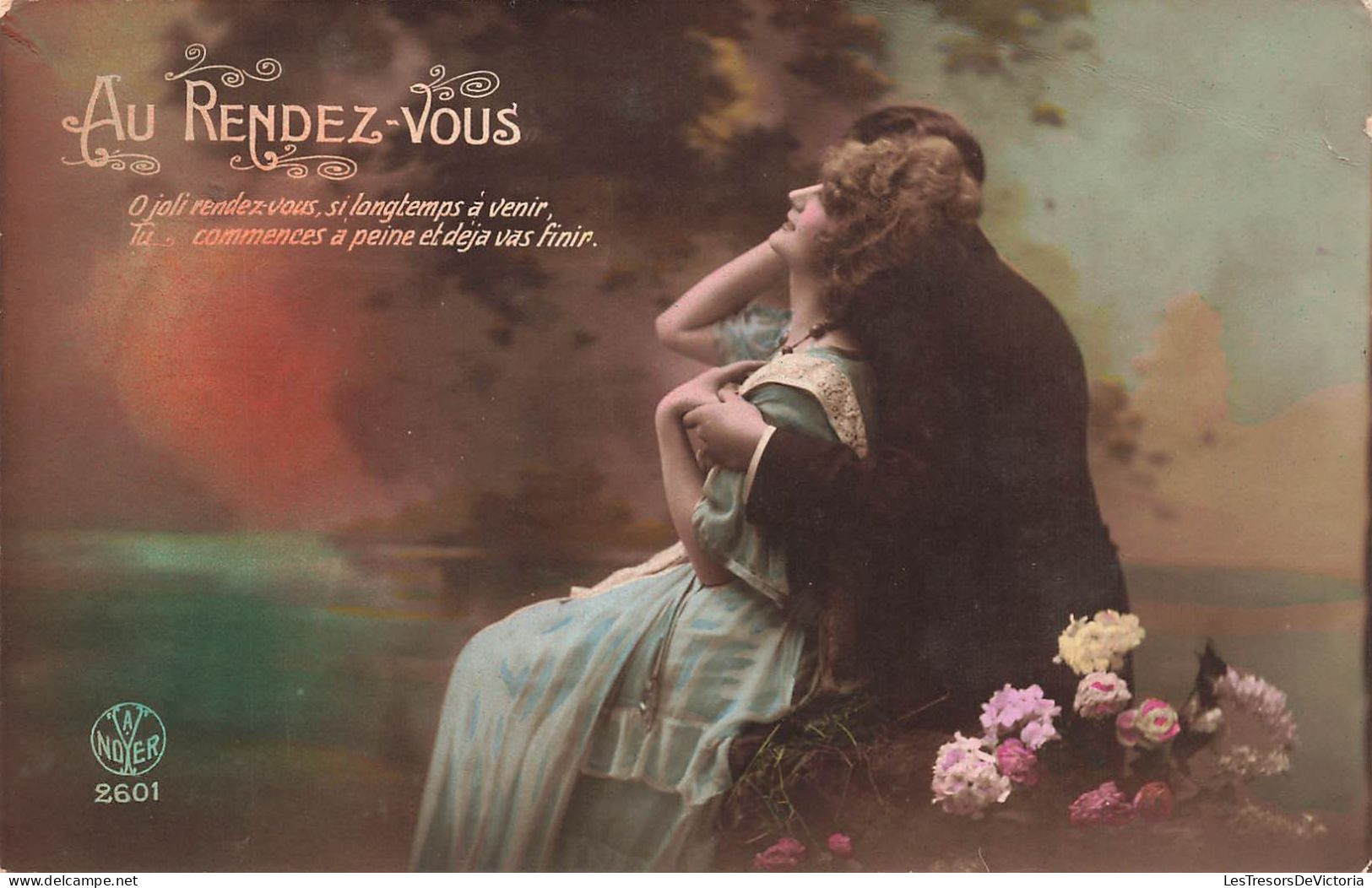 COUPLE - Au Rendez-vous - Une Femme Adossée à Son Mari - A Noyer - Colorisé - Carte Postale Ancienne - Paare