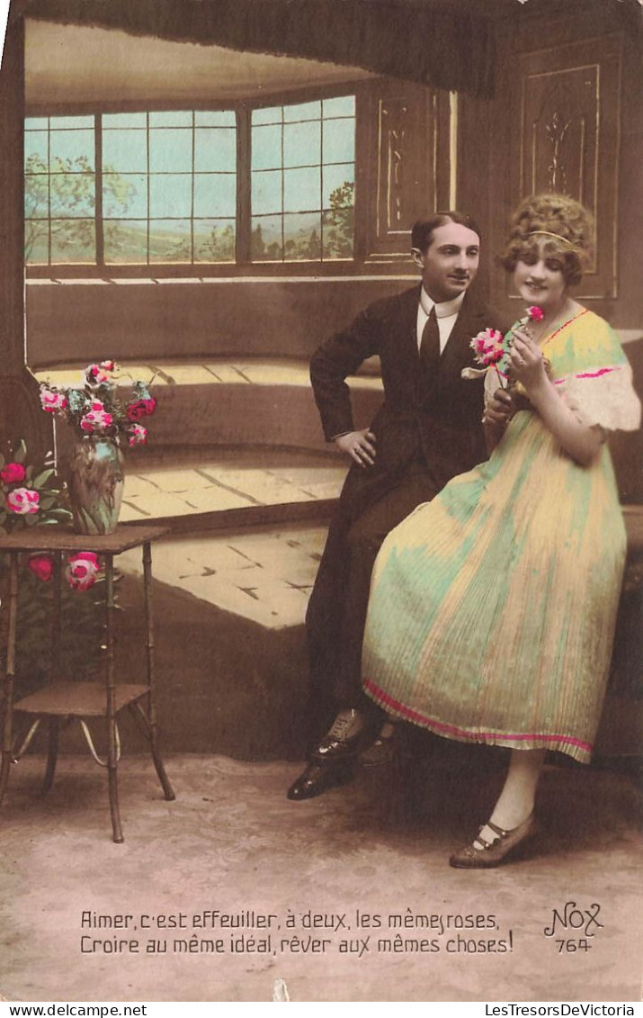 COUPLE - Aimer C'est Effeuiller à Deux Les Mêmes Roses - Nox - Colorisé  - Carte Postale Ancienne - Couples