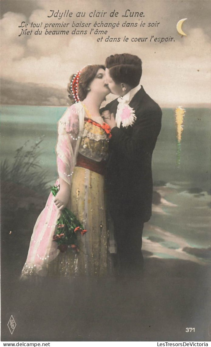 COUPLE - Idylle Au Clair De Lune - Un Couple S'embrassant - Colorisé - Carte Postale Ancienne - Couples