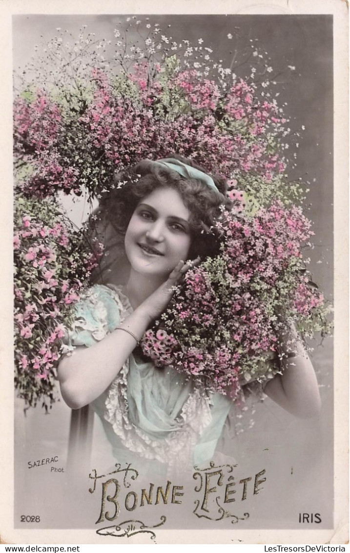 COUPLE - Bonne Fête - Sazerac - Iris - Femme Avec Une Multitude De Fleurs - Colorisé - Carte Postale Ancienne - Couples