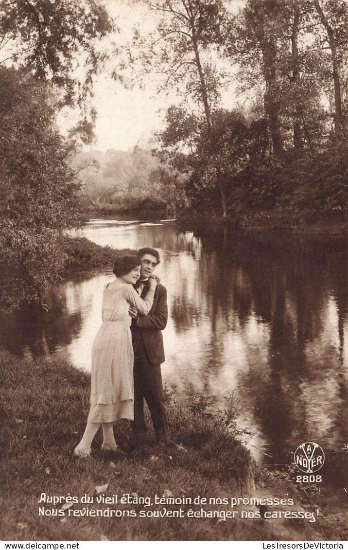 COUPLE - Auprès Du Vieil étang, Temoin De Nos Promesses - Couple Au Bord D'un Lac - A NOYER - Carte Postale Ancienne - Paare