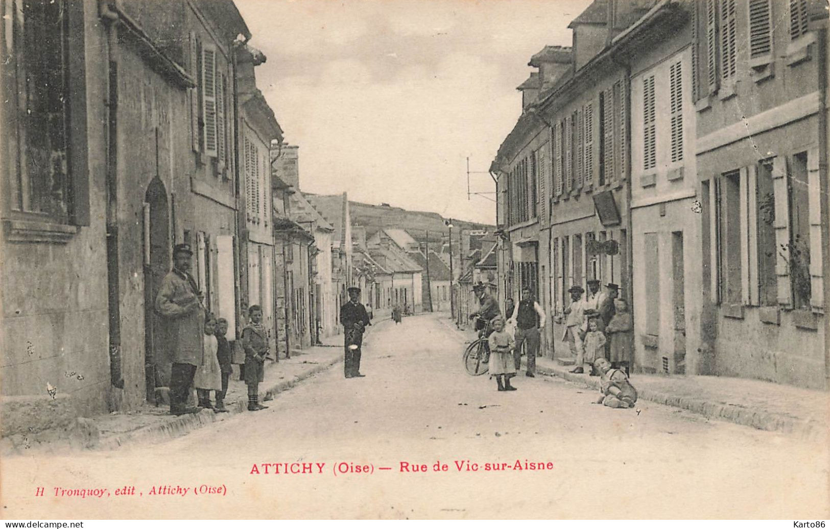 Attichy * Rue De Vic Sur Aisne * Facteur ? Villageois Enfants - Attichy