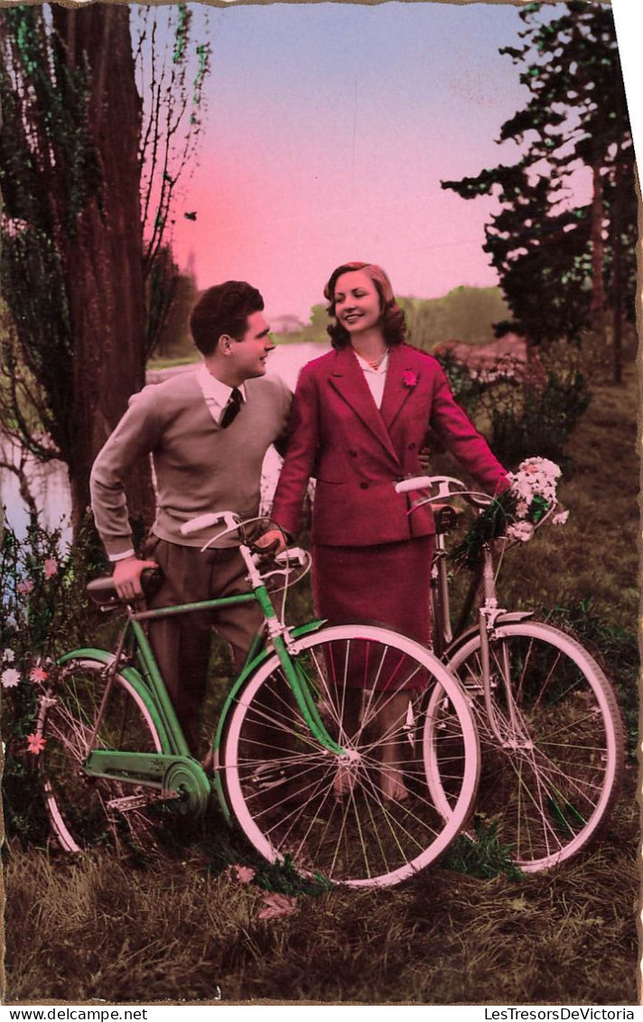 COUPLE - Un Couple Avec Leurs Vélos Près D'un Lac - Carte Postale - Couples