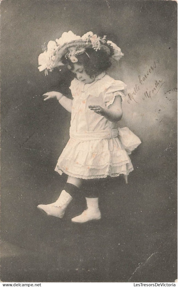 ENFANTS - Une Petite Fille Avec Une Robe Et Un Chapeau Orné De Fleurs - Carte Postale Ancienne - Portraits